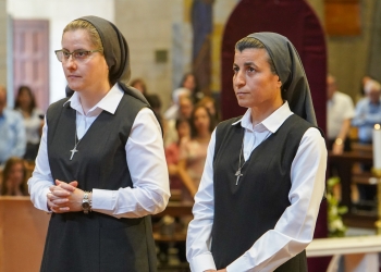 Due suore di San Giuseppe dell'Apparizione professano i voti perpetui a Nazareth