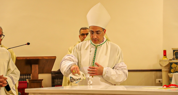 Monseñor Iyad Twal consagra el nuevo altar de la Iglesia de San Jorge Mártir en Irbid