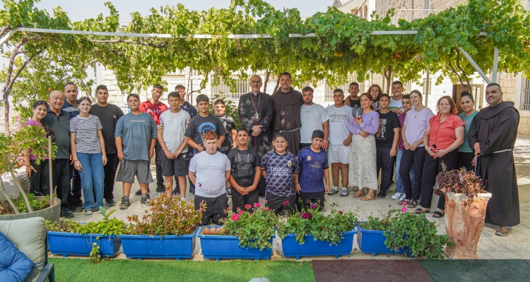 El Cardenal Pierbattista Pizzaballa Visita Importantes Centros Pastorales y Sociales en Belén