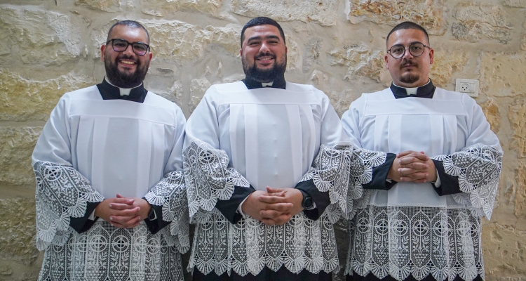 Tres Seminaristas Reciben el Ministerio de Acólito en Beit Jala