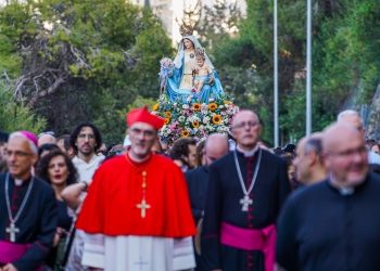 Ascenso en Oración: La Procesión de Nuestra Señora del Monte Carmelo en Haifa